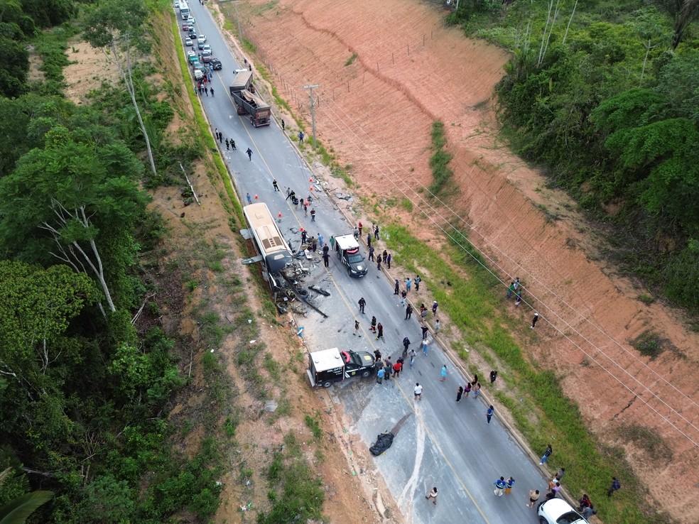 Local do acidente entre carreta e ônibus no interior do Amazonas.