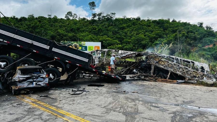 Acidente em Teófilo Otoni com ônibus, carreta e carro