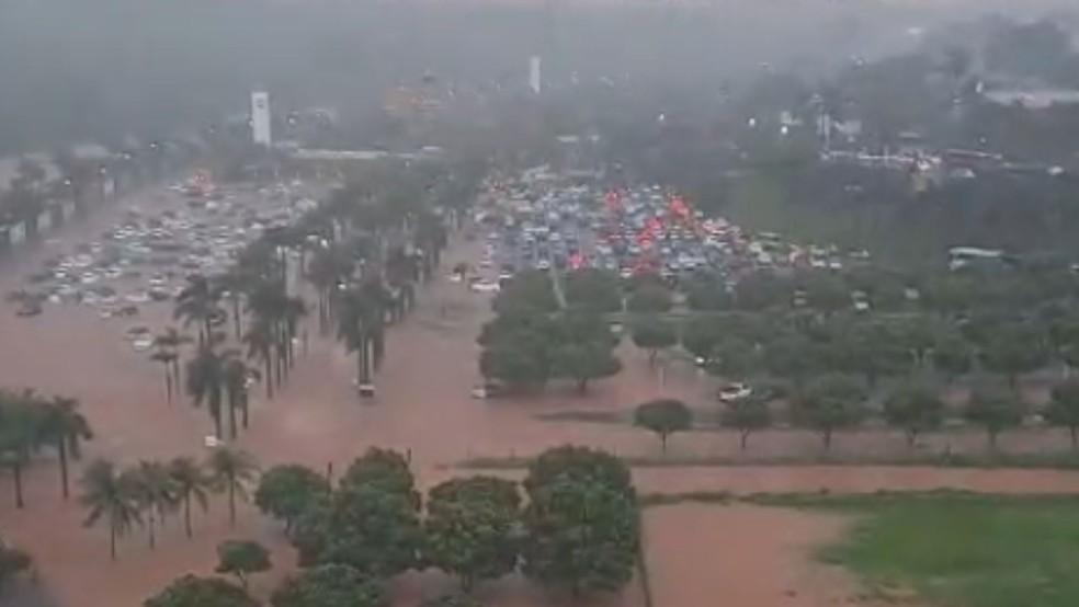 Chuva provoca estragos e alagamentos em Olímpia (SP)