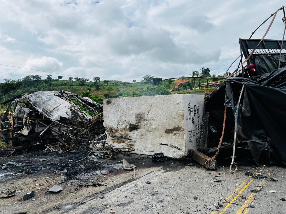 Ônibus pegou fogo após colidir contra carreta