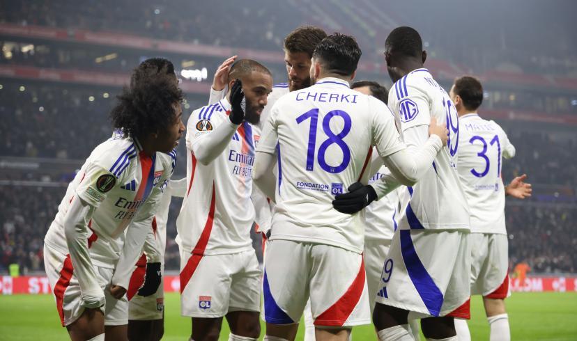 Jogadores do Lyon comemoram a vitória