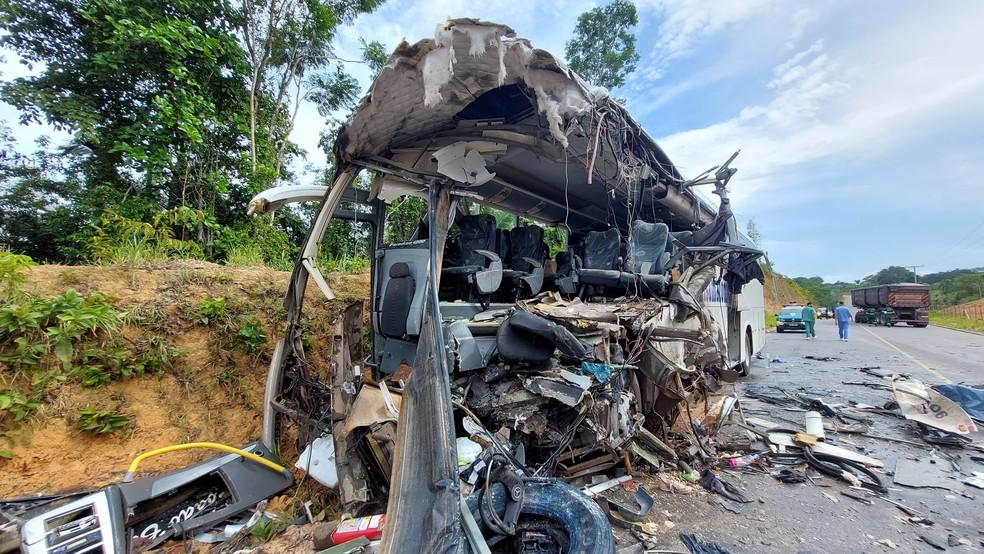 Destroços do acidente envolvendo carreta e ônibus na rodovia AM-010