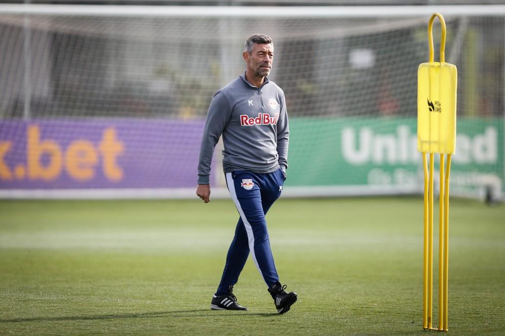 Pedro Caixinha, quando era técnico do Red Bull Bragantino, durante treino no CPD