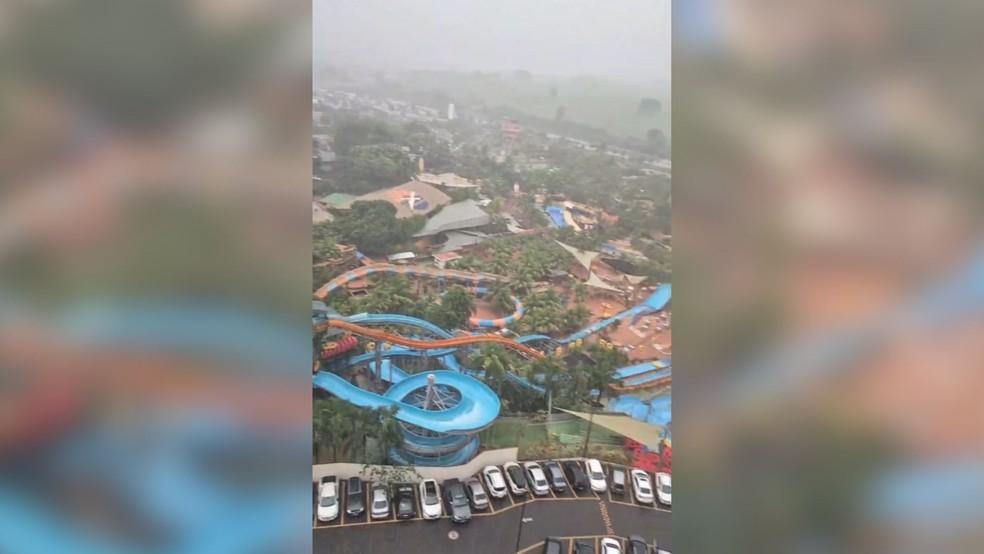 Parque aquático é invadido pela chuva em Olímpia (SP)