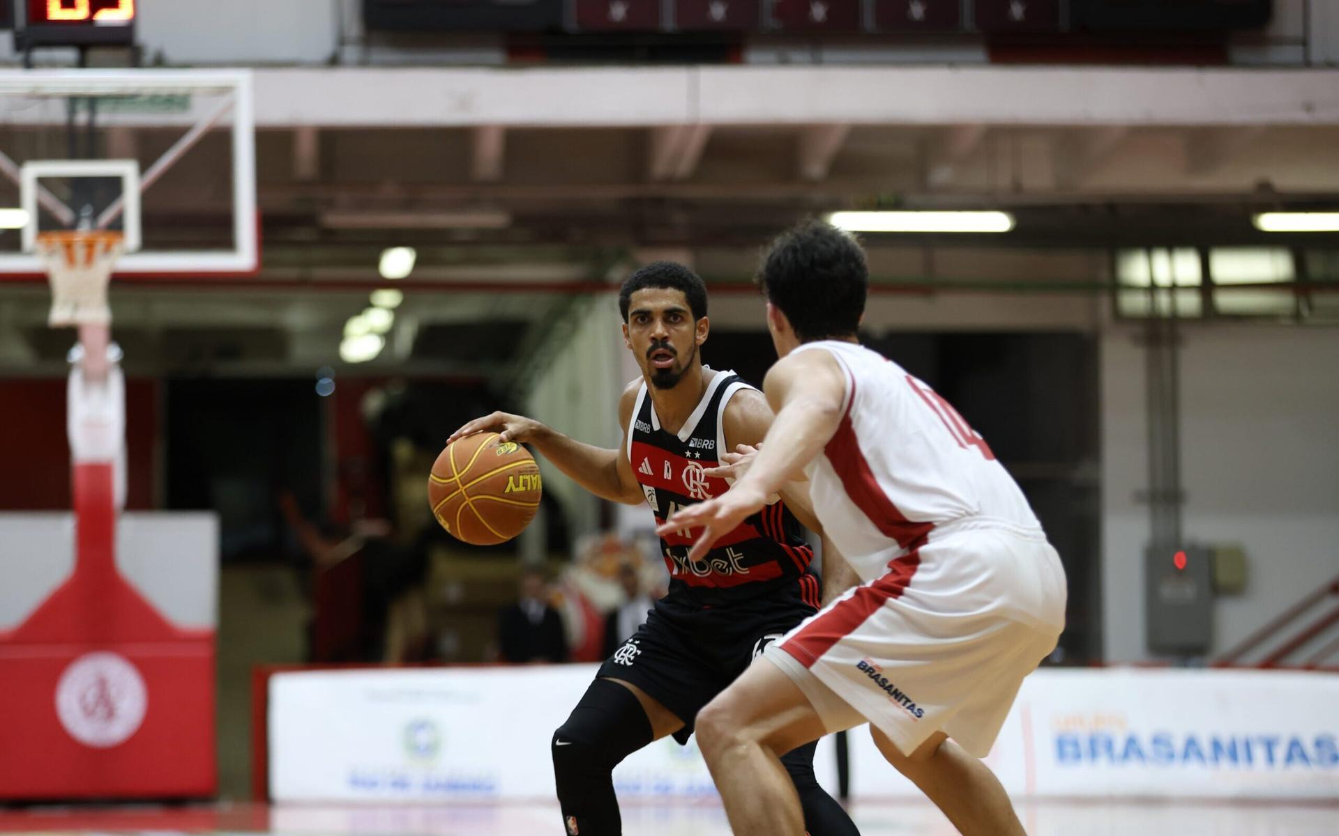 Jogadores do Flamengo e São José durante partida do NBB