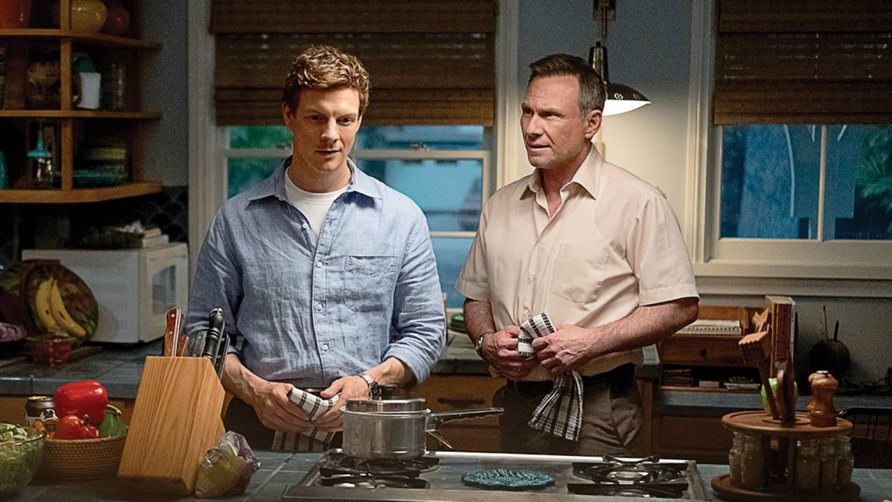 Dexter (Gibson) e o pai, Harry (Slater): as origens do serial killer