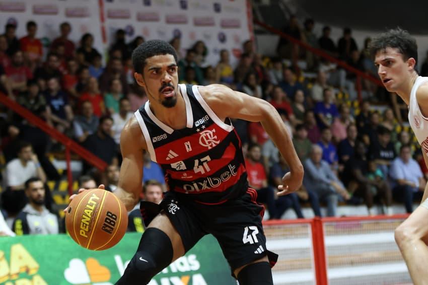 Alexey do Flamengo mostrando habilidade em jogo