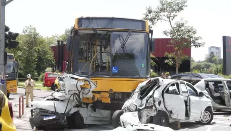 Motorista Morre em Engavetamento com Ônibus e Vários Veículos em Curitiba