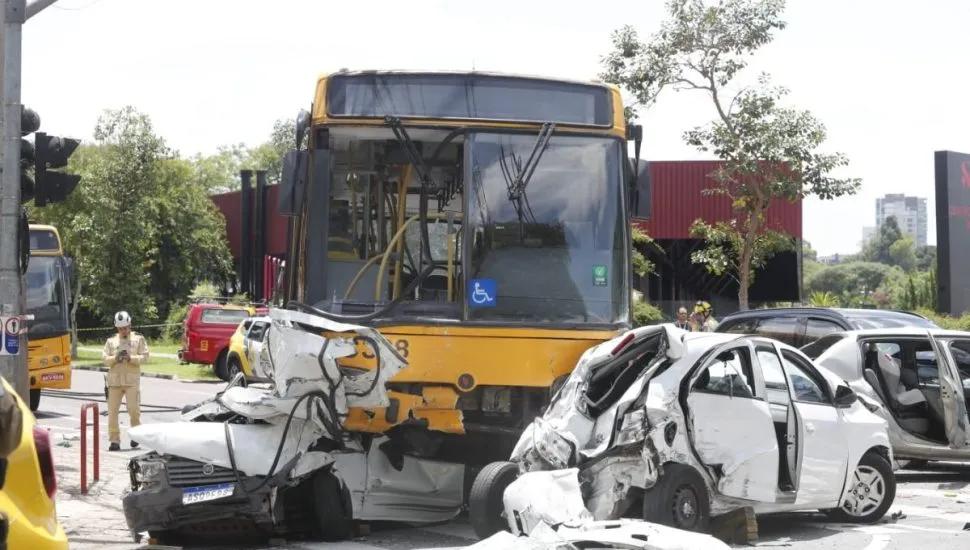 Na imagem, ônibus e carros após o acidente grave.