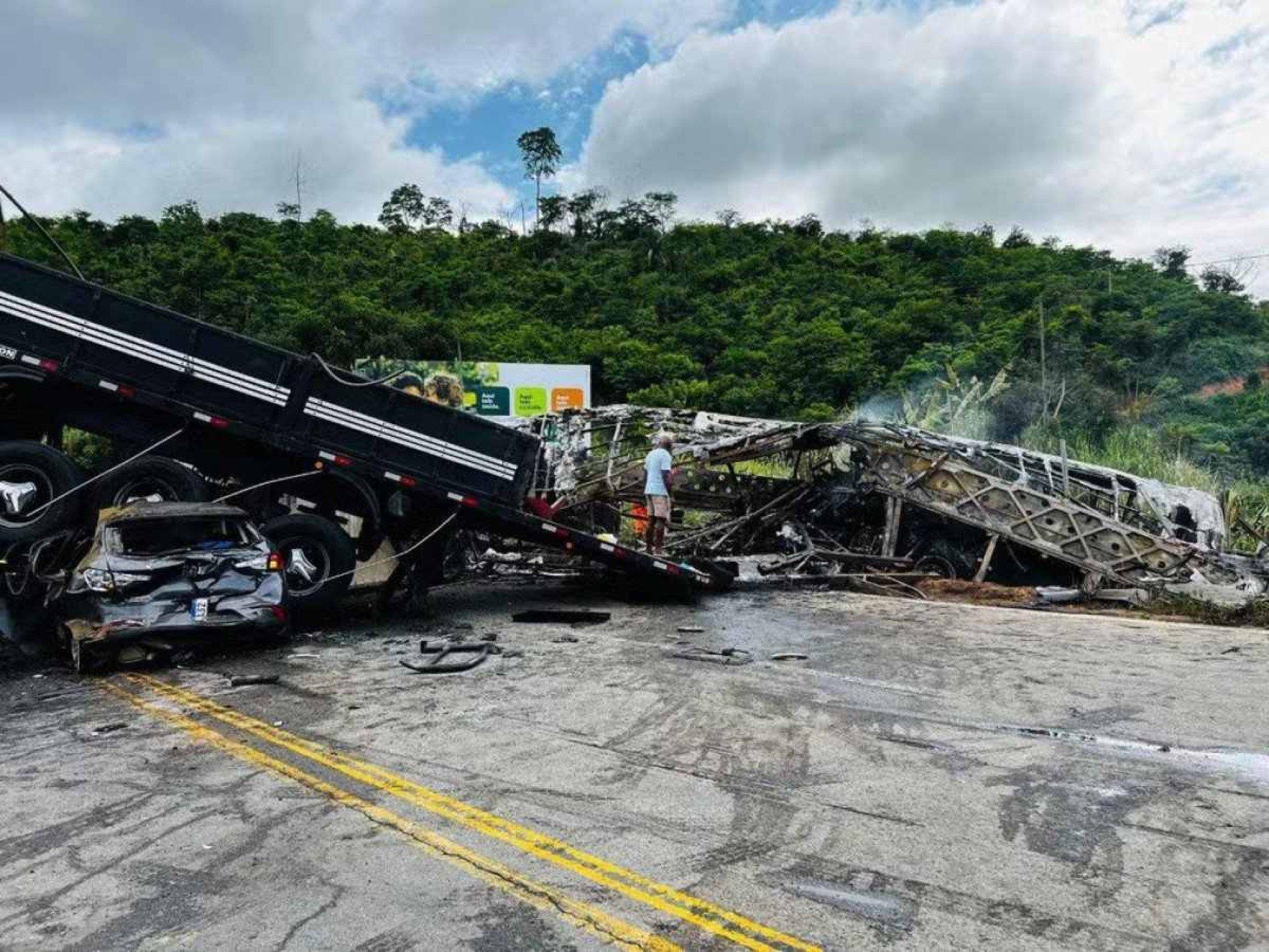 Carga de carreta em acidente em MG estava acima do peso