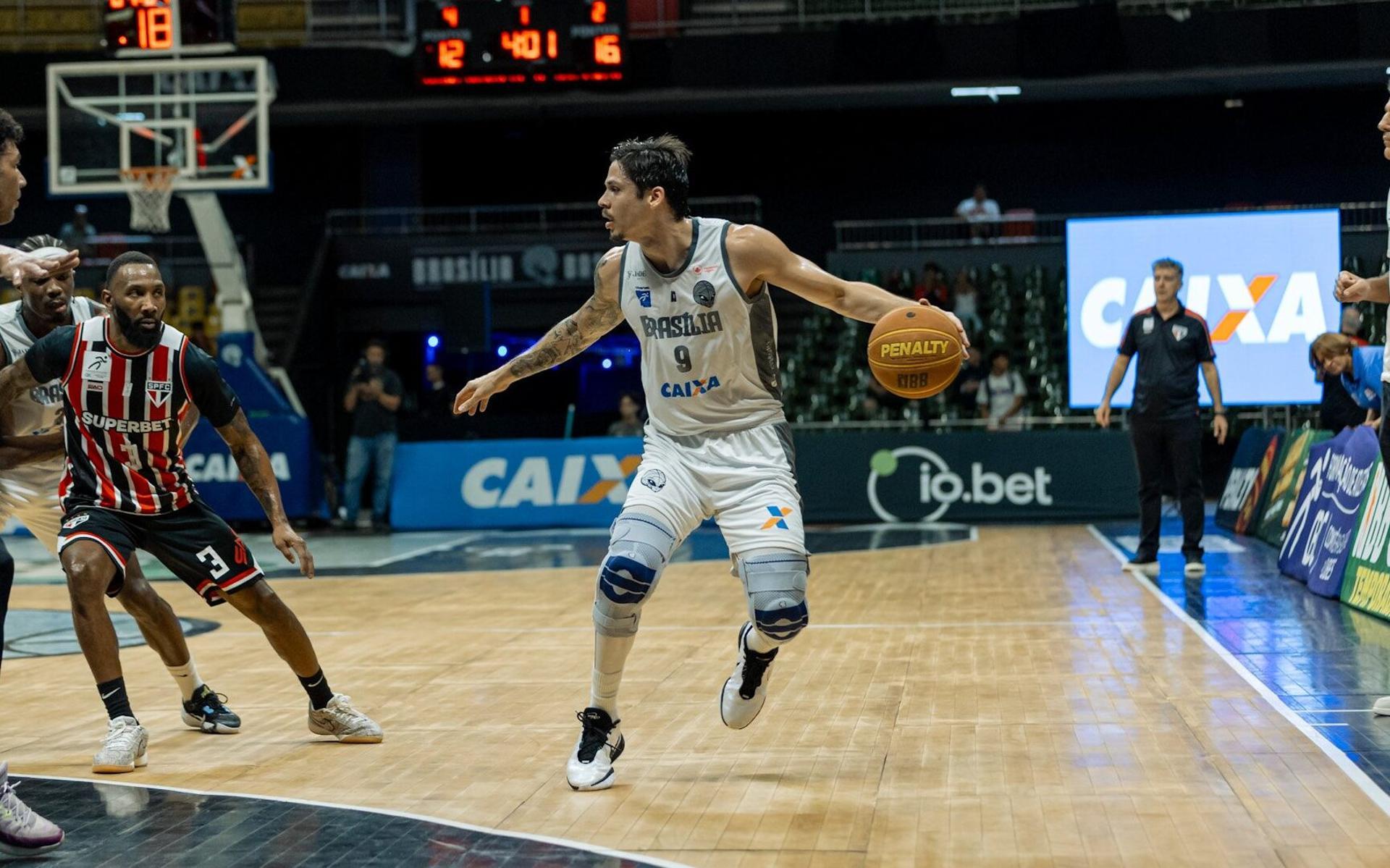 Daniel Von Haydin em ação pelo Brasília Basquete