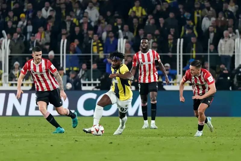 Fenerbahçe em ação durante a partida contra o Athletic Bilbao