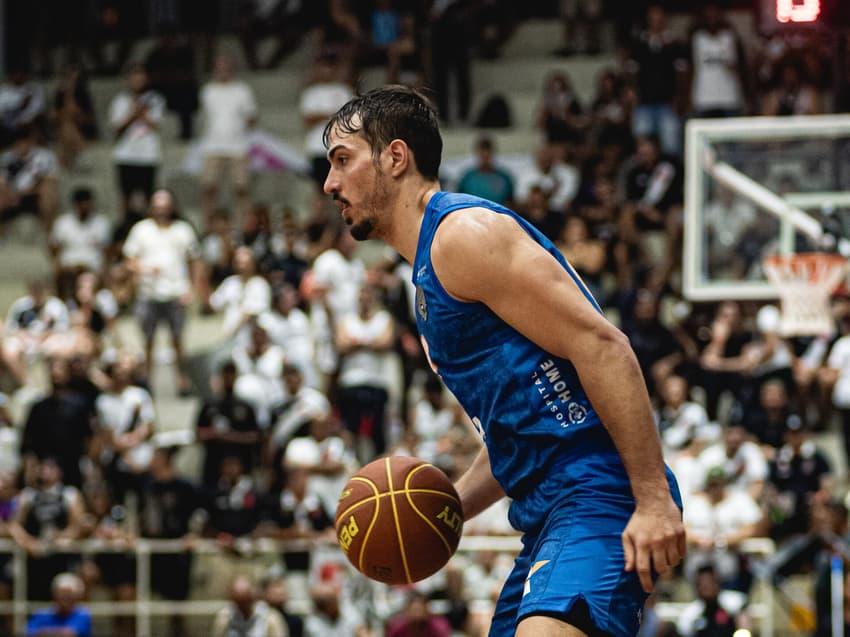 Daniel Von Haydin em ação no jogo do NBB