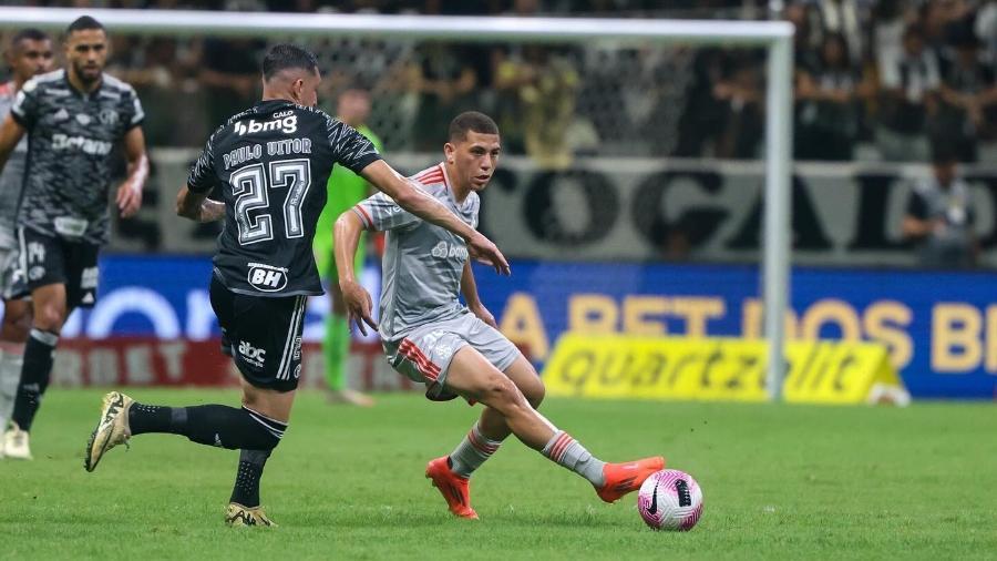 Gabriel Carvalho tem contrato com o Inter até dezembro de 2028.