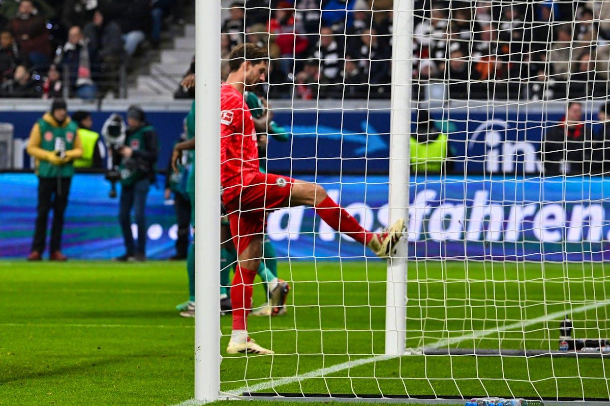 Kevin Trapp lamentando erro