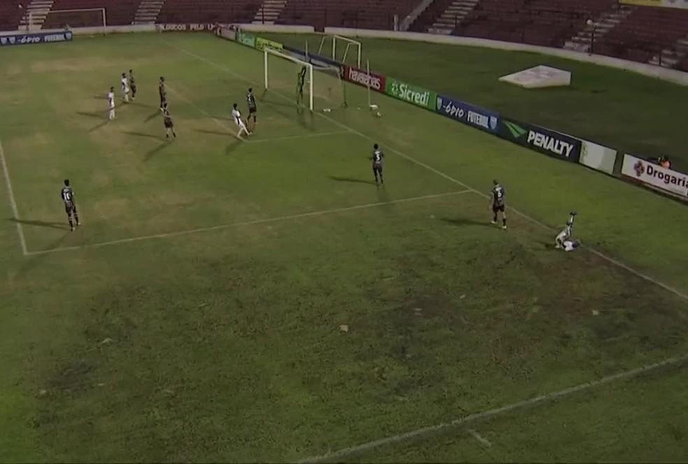 Fluminense leva gol de empate do Inter de Limeira em falha do goleiro