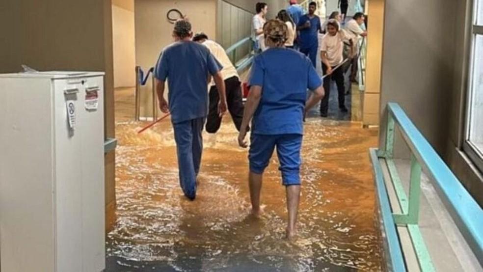 Hospital Infantil de Florianópolis alaga em meio às chuvas em Florianópolis