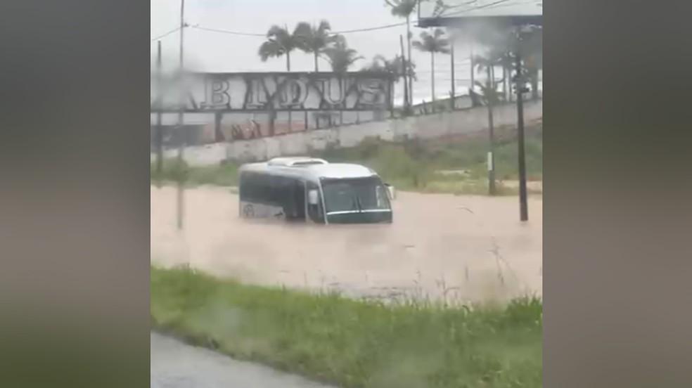 Ônibus tomado por água na marginal da BR-101 em Balneário Camboriú