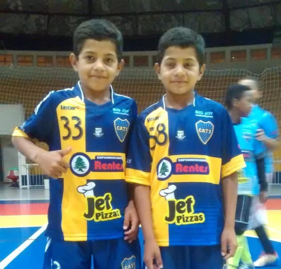 Luiz Fernando e Marcos Henrique, ainda crianças, jogando futsal