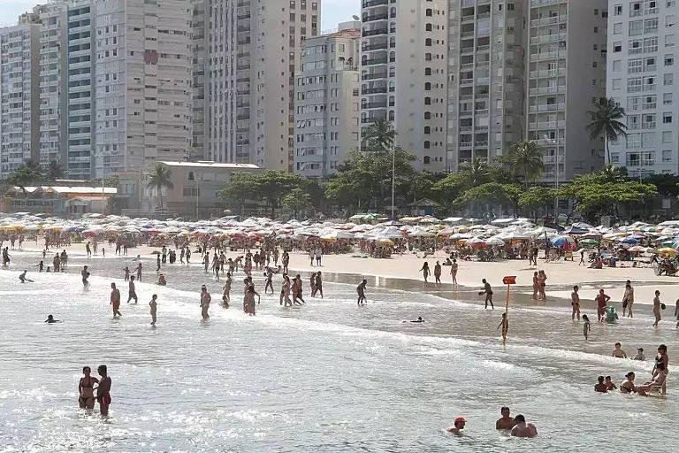 Praia em Guarujá, no litoral de São Paulo