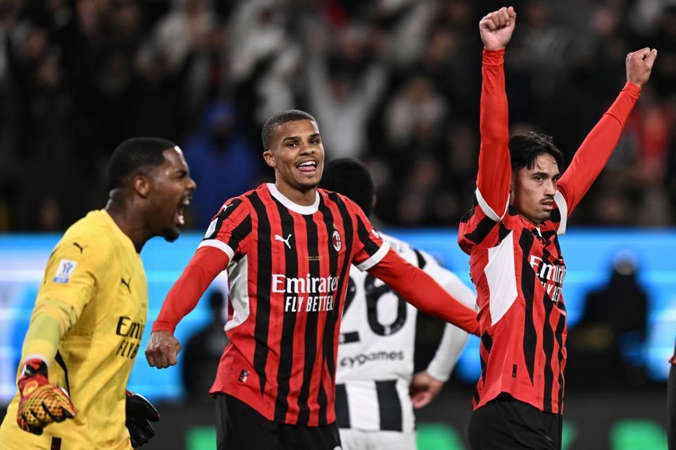 Jogadores do Milan comemoram vitória sobre a Juventus na semifinal da Supercopa da Itália