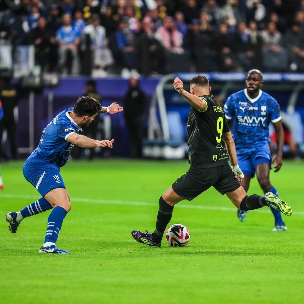 Benzema marca para o Al-Ittihad no jogo contra o Al-Hilal