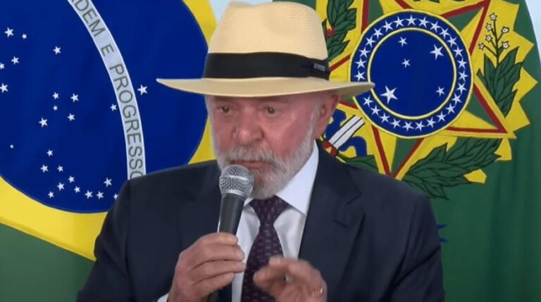 Lula Sanciona Lei que Proíbe Uso de Celulares nas Escolas