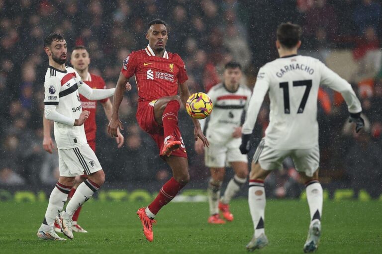 Liverpool e Manchester United Empatam em Grande Clássico na Premier League