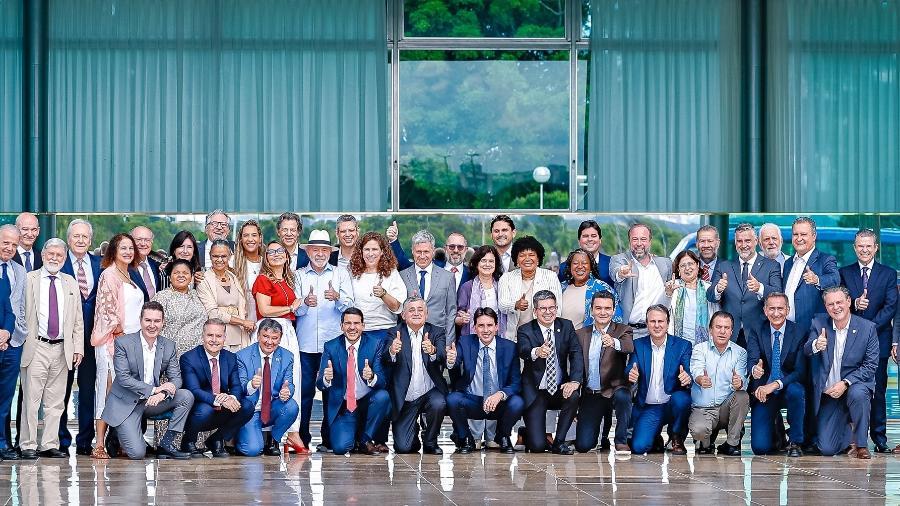 O presidente Lula e os ministros durante reunião do governo federal no Palácio da Alvorada