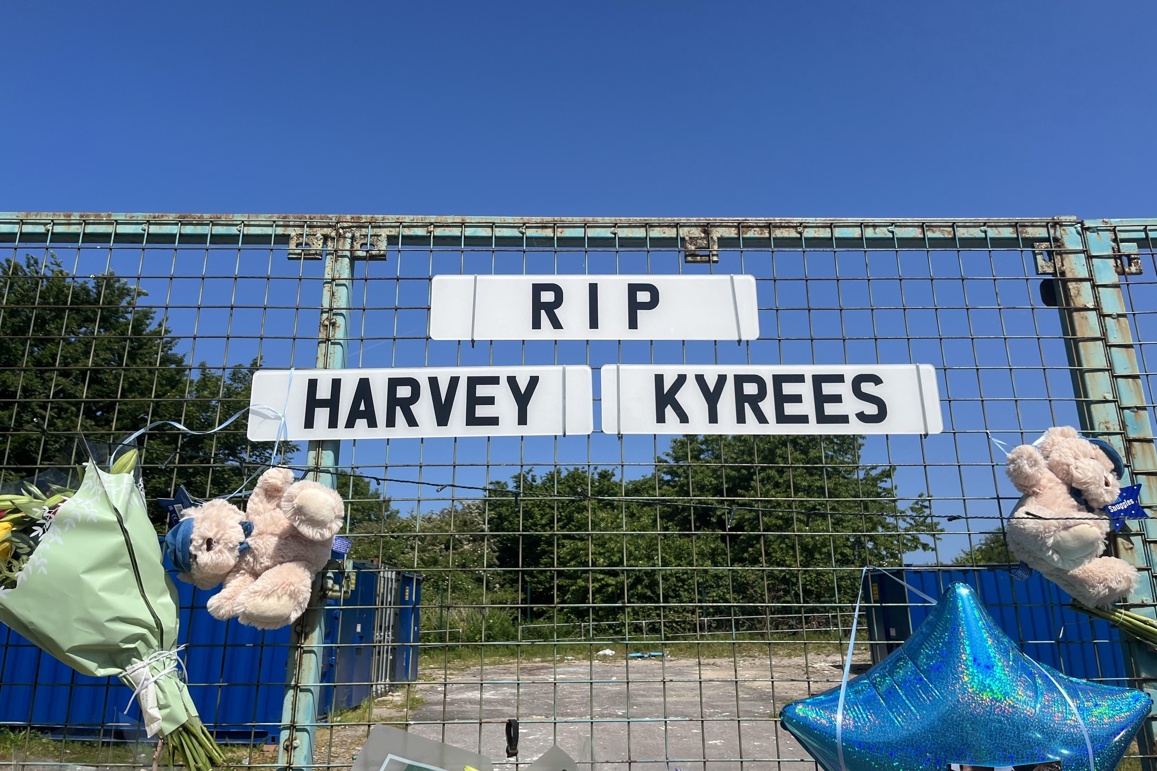 Homenagens florais para Kyrees Sullivan e Harvey Evans em Ely