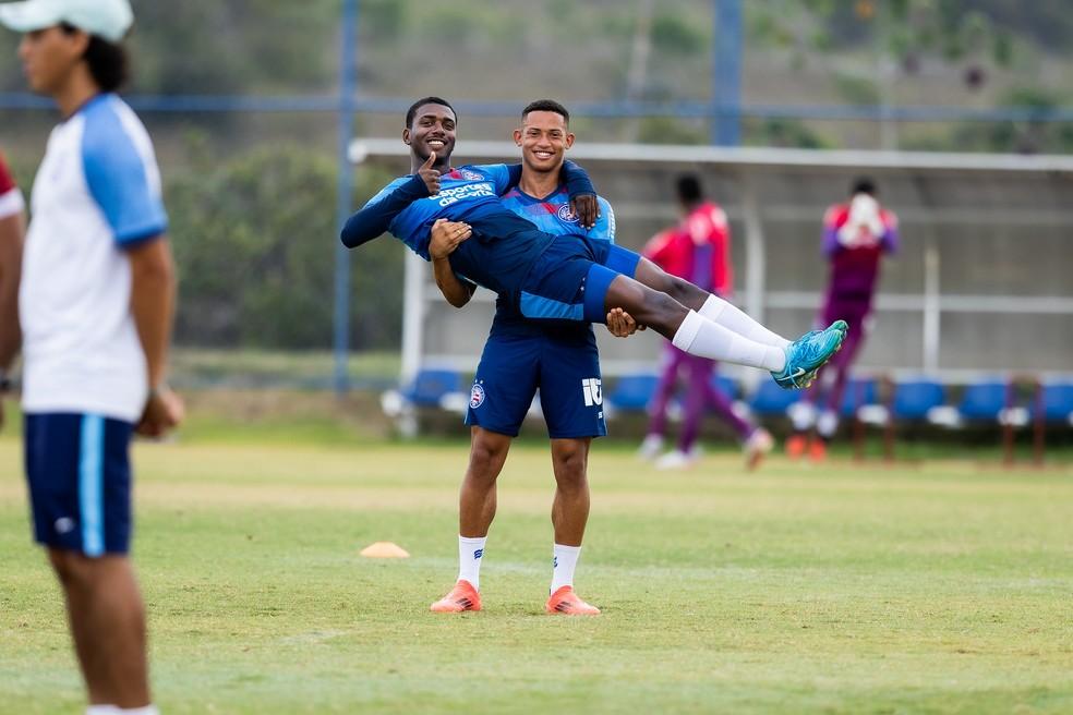 Tiago e Roger Gabriel em treino antes da estreia do Campeonato Baiano