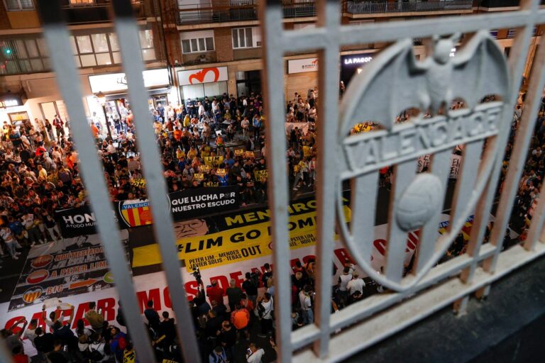 Protestos da torcida do Valencia contra Peter Lim marcam jogo com o Real Madrid