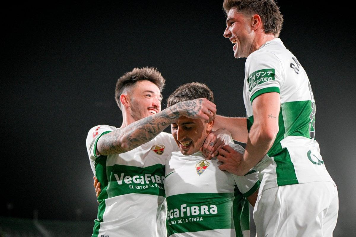 Jogadores do Elche celebram um gol