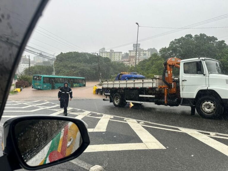 Chuvas em Florianópolis causam alagamentos e transtornos no trânsito