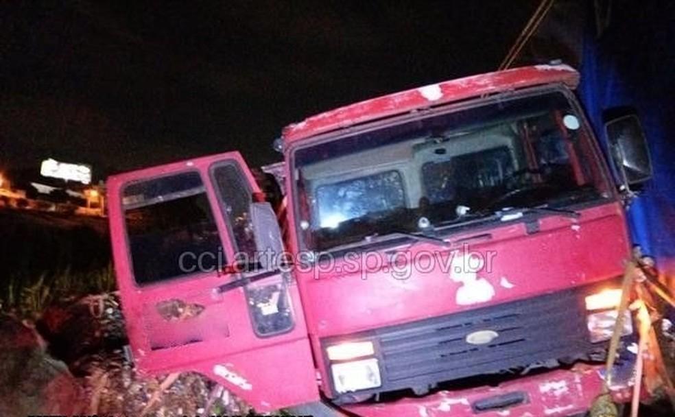 Caminhão envolvido em acidente na Rodovia Anhanguera (SP-330) estava parado no acostamento devido a falha mecânica