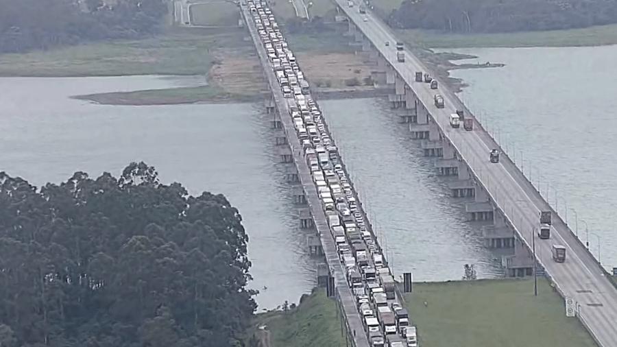 Engavetamento deixou pelo menos uma pessoa morta no Rodoanel, em São Paulo, nesta terça-feira (7).