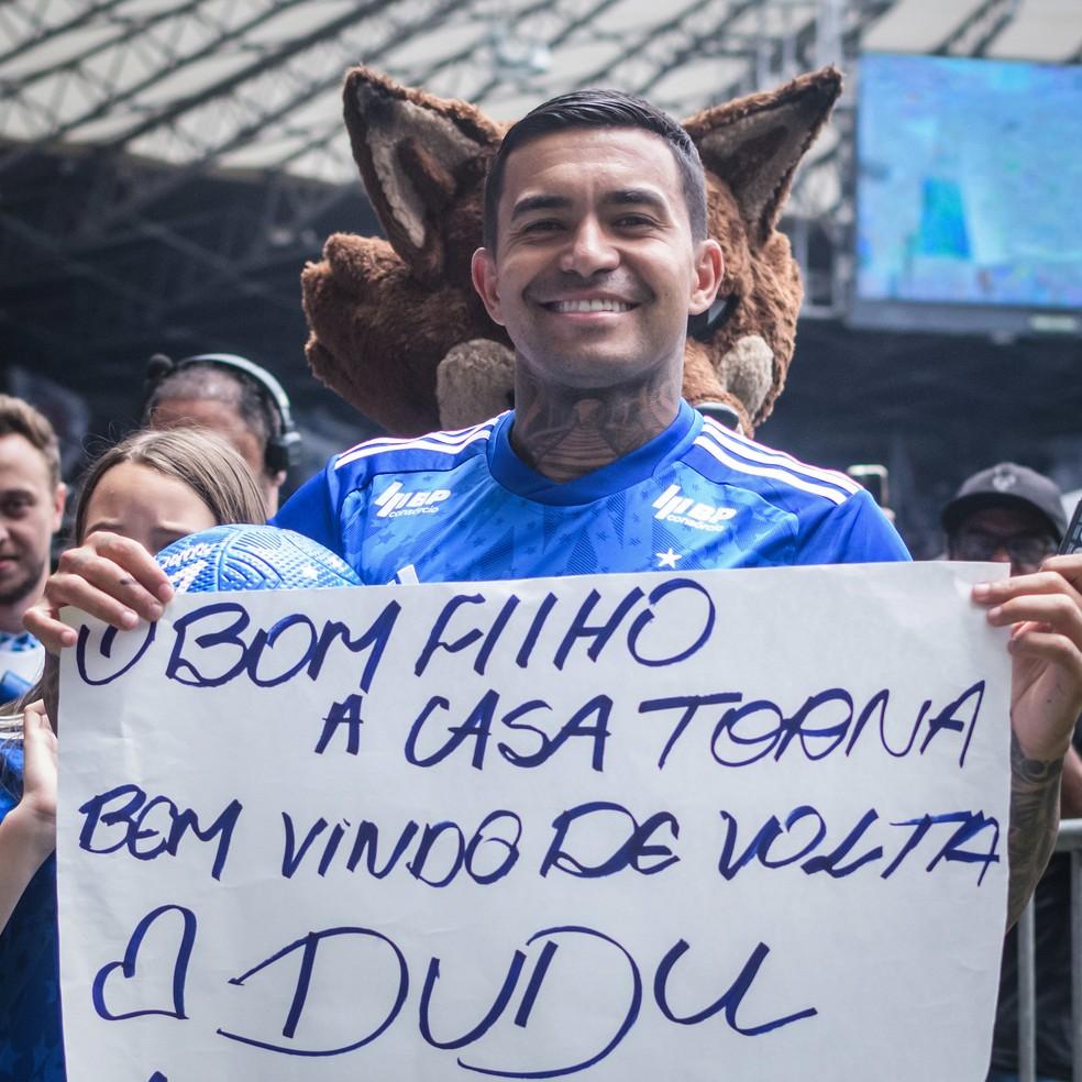 Dudu é apresentado à torcida do Cruzeiro no Mineirão