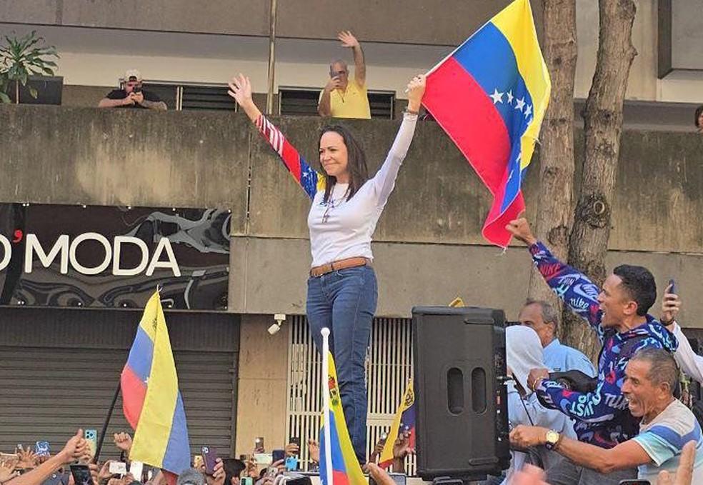 María Corina Machado faz aparição pública pela primeira vez em 5 meses em manifestação contra Maduro