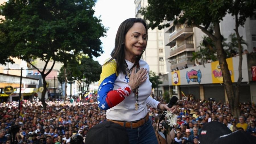 A líder da oposição venezuelana, Maria Corina Machado, gesticula ao fazer um discurso durante um protesto convocado pela oposição na véspera da posse presidencial, em Caracas, em 9 de janeiro de 2025.