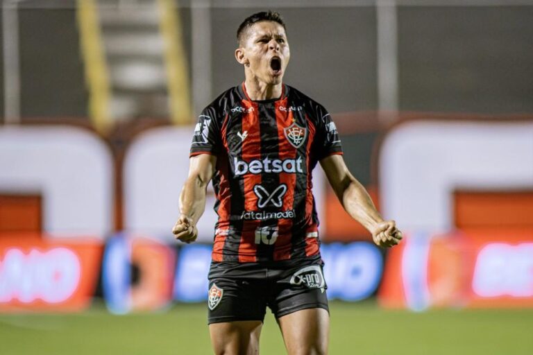 Osvaldo retoma carreira e brilha na goleada do Vitória sobre a Juazeirense