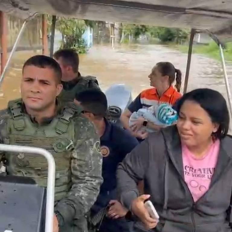 Grupo de resgate durante emergência em Peruíbe