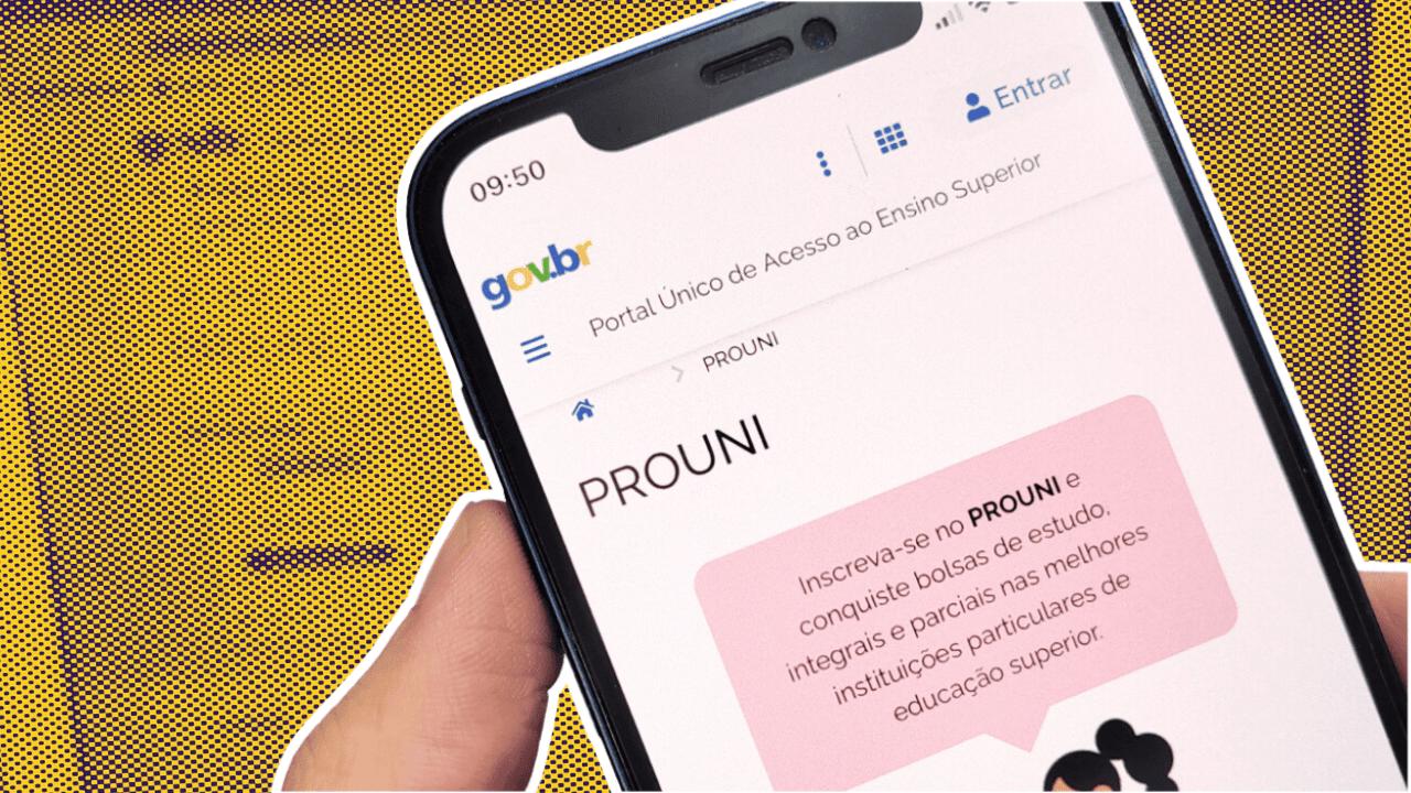 Montagem mostra mão segurando celular com tela aberta no site do Prouni.