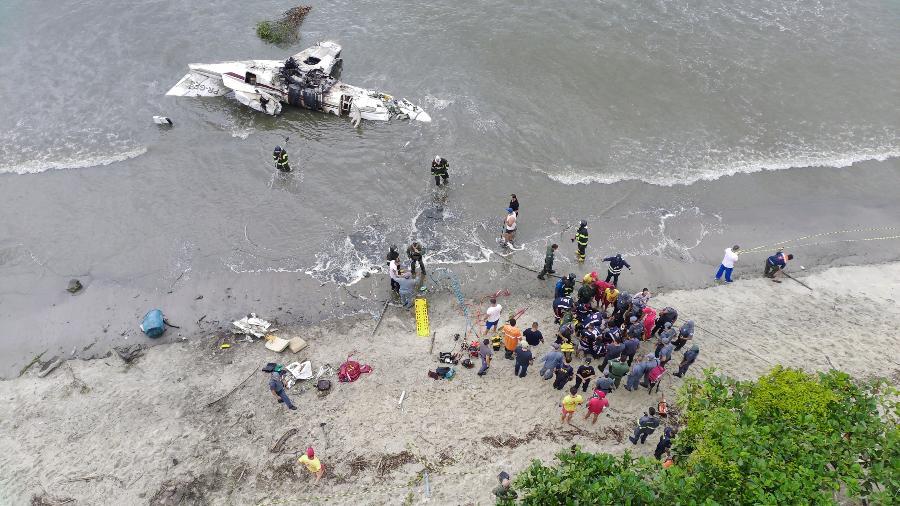 Avião com cinco pessoas explode em Ubatuba.