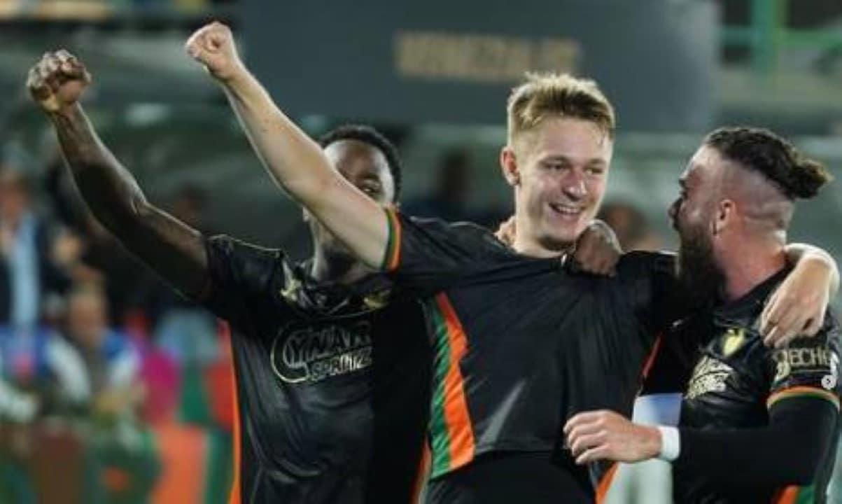 Jogadores do Venezia em ação durante um jogo