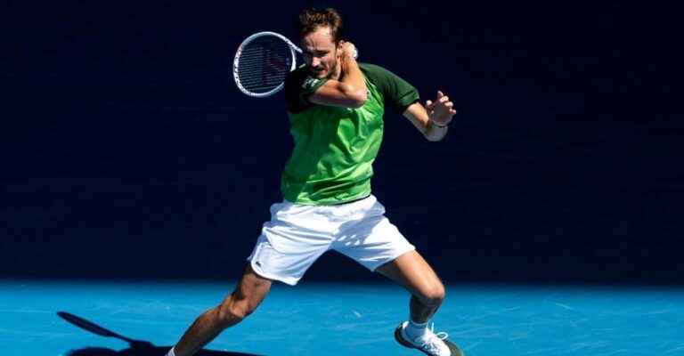 Daniil Medvedev Supera Momentos Difíceis e Avança no Australian Open 2025