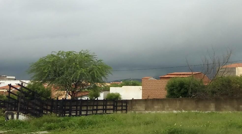 Céu nublado com nuvens carregadas