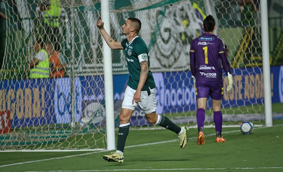 Thiago Galhardo com a camisa do Goiás