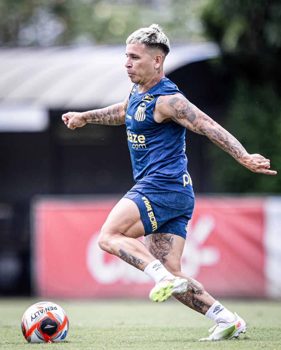 Yeferson Soteldo em treinamento do Santos no CT Rei Pelé