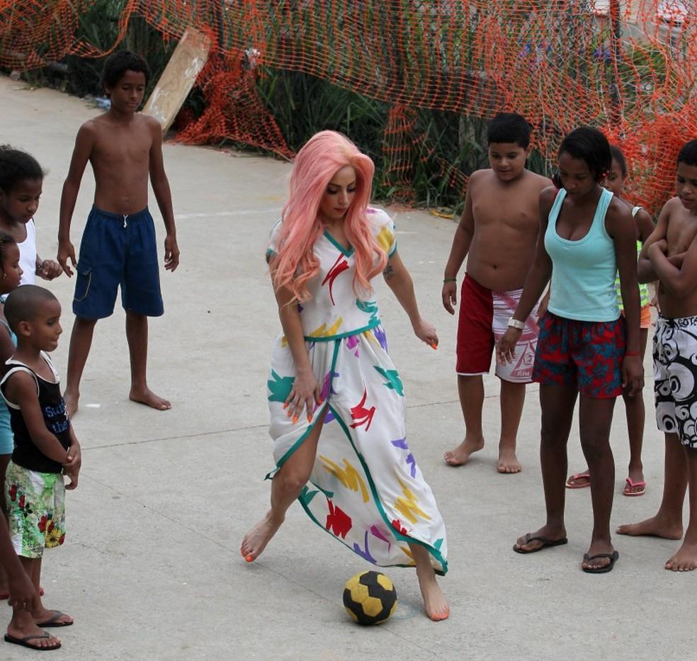 Lady Gaga joga bola com crianças do Morro do Cantagalo, na Zona Sul do Rio