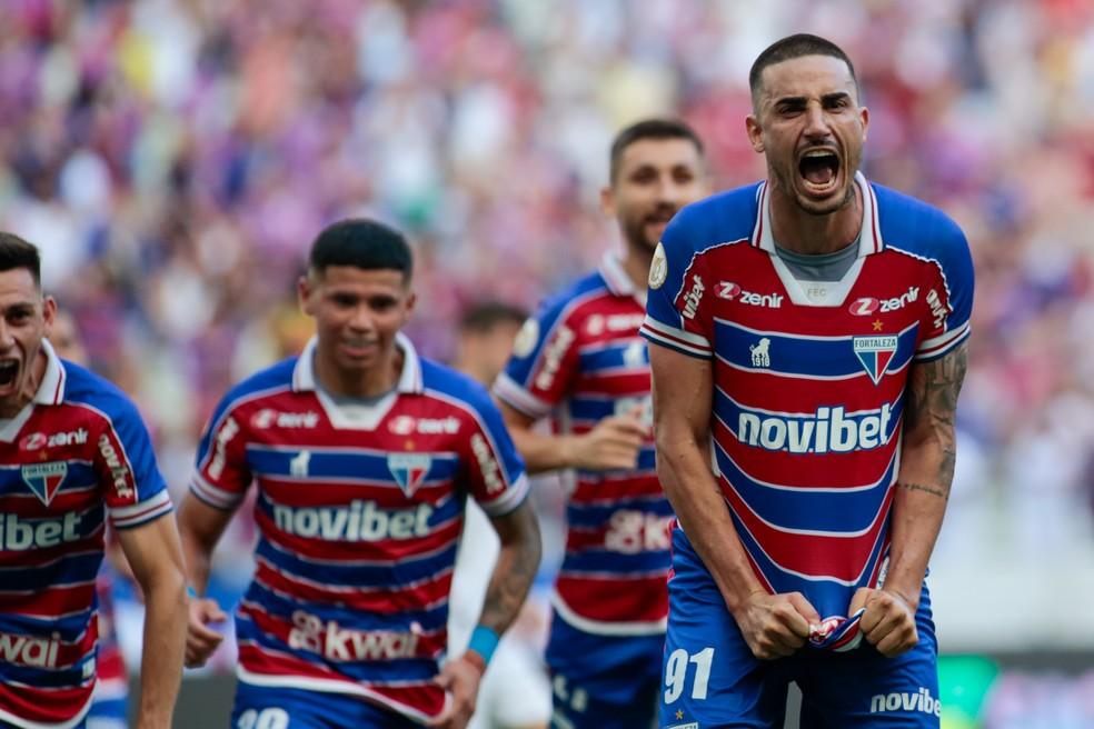 Thiago Galhardo comemora gol do Fortaleza contra o Grêmio